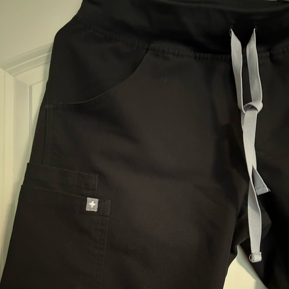 FIGS Kade Cargo Scrub Pants Style# T21004P Black Medical Uniform Size S/P - Picture 2 of 6
